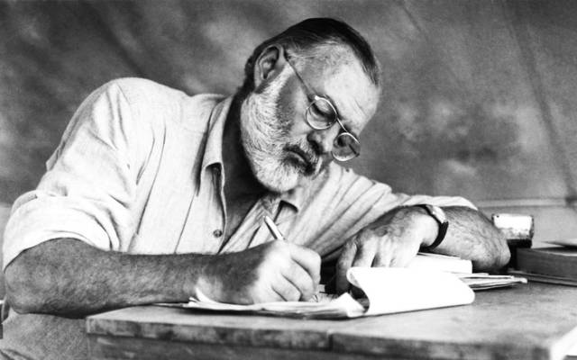 Hemingway - nhà văn lớn cùng nguyên lý sâu sắc “Tảng băng trôi”