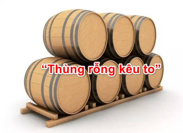 Câu tực ngữ “Thùng rỗng kêu to” dùng để ví những kẻ hiểu biết thì ít nhưng thích tỏ ra vẻ tri thức, thông thái.