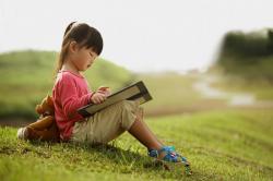 Lợi ích từ việc đọc sách, và cách để giúp trẻ em thích đọc sách